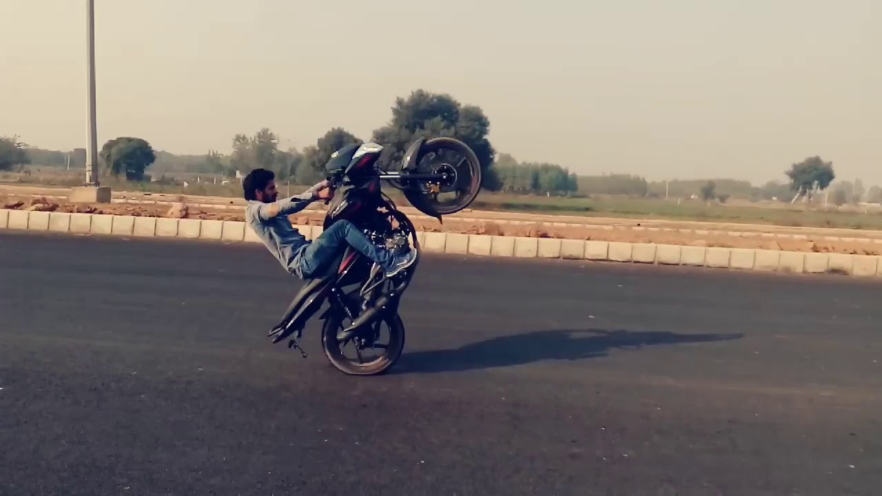 stunt on pulsar new 135cc stopi and one hande willy
