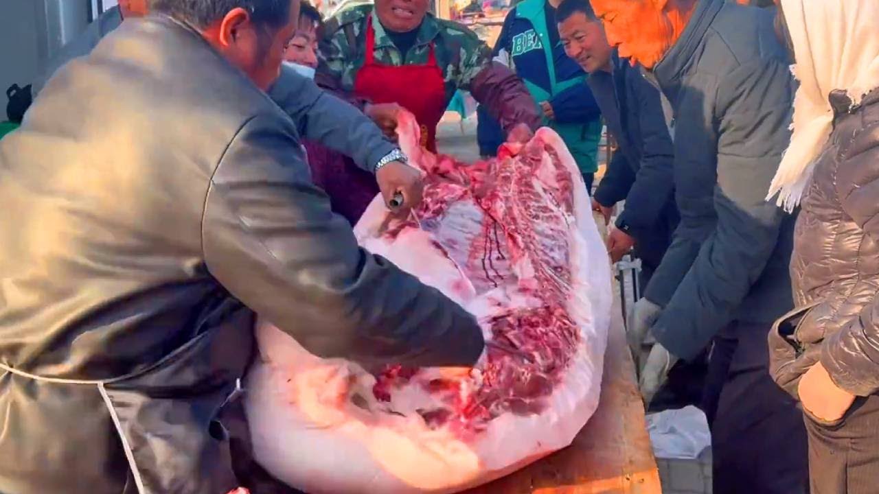 刚搬上来的猪肉，不到一会就卖光了，大爷大妈太喜欢买猪肉了【立福128】