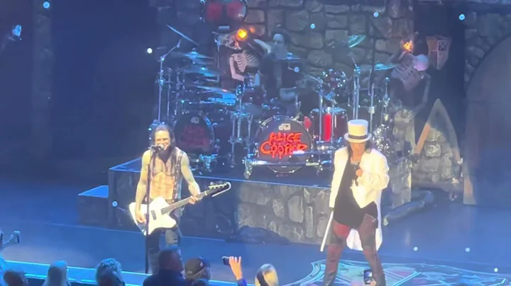 Nita Strauss Fail - Alice Cooper - Schools Out Cle...