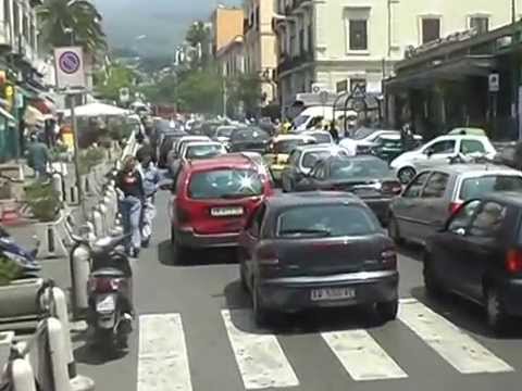 Video: Napolissa liikkuminen: Julkisen liikenteen opas