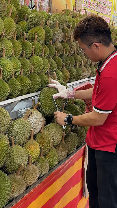 Durian Heaven! The Most Popular Durian Shop in Malacca - Fruit Cutting Skills