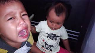 Video Lucu, Balita Pukul Kakak Sampai Nangis | Baby Make Her Brother Crying