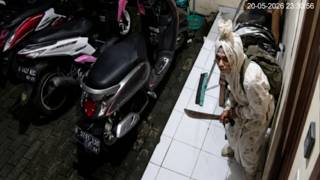 Download lagu A ghost in West Java becomes a ghost carrying a machete and a sickle. Be careful.