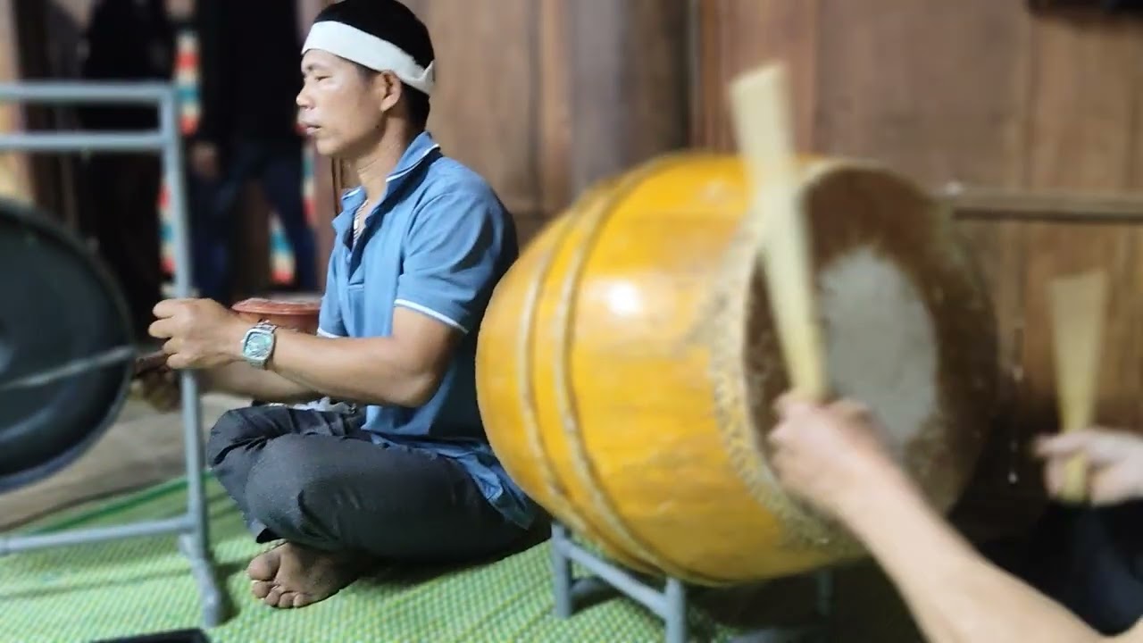 Trống đón khách (đội trống làng cốc xã quí lương)