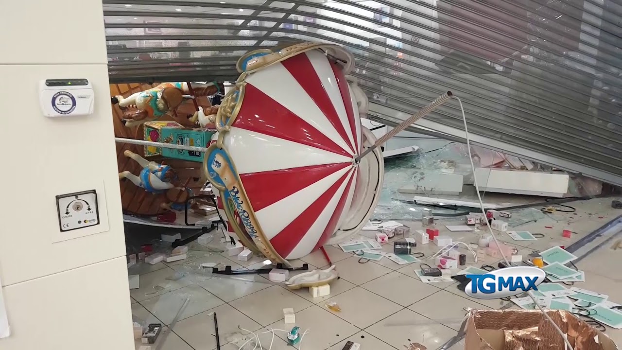 Furto con spaccata alla profumeria Limoni del centro commerciale Lanciano