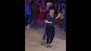 Download Lagu Adrián y Anita bailan Gloria Estefan - Ayer MP3