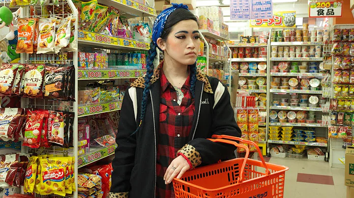 How Photographer Julia Fullerton-Batten Uses Her E...