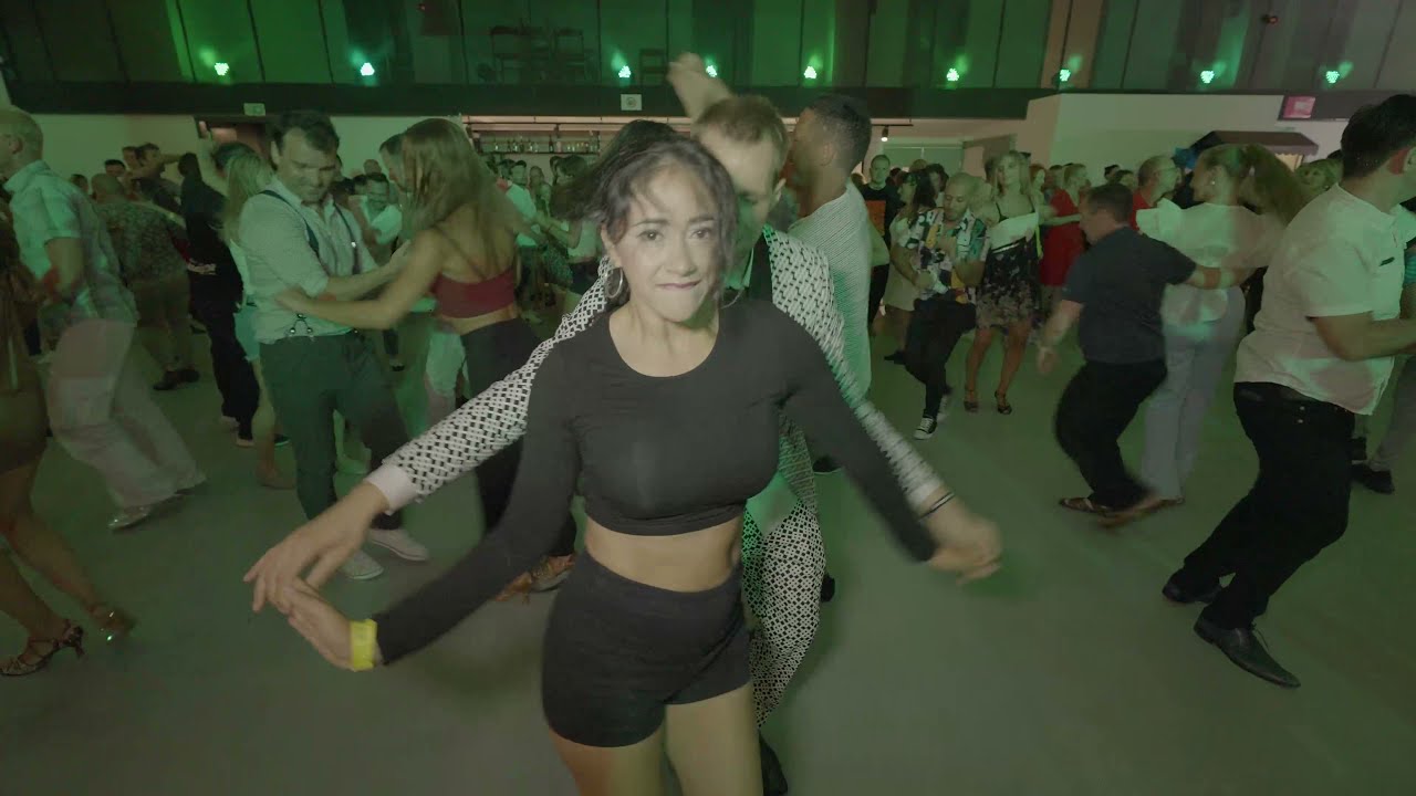 PAWEL LINDO y ANDREA bailando SALSA 