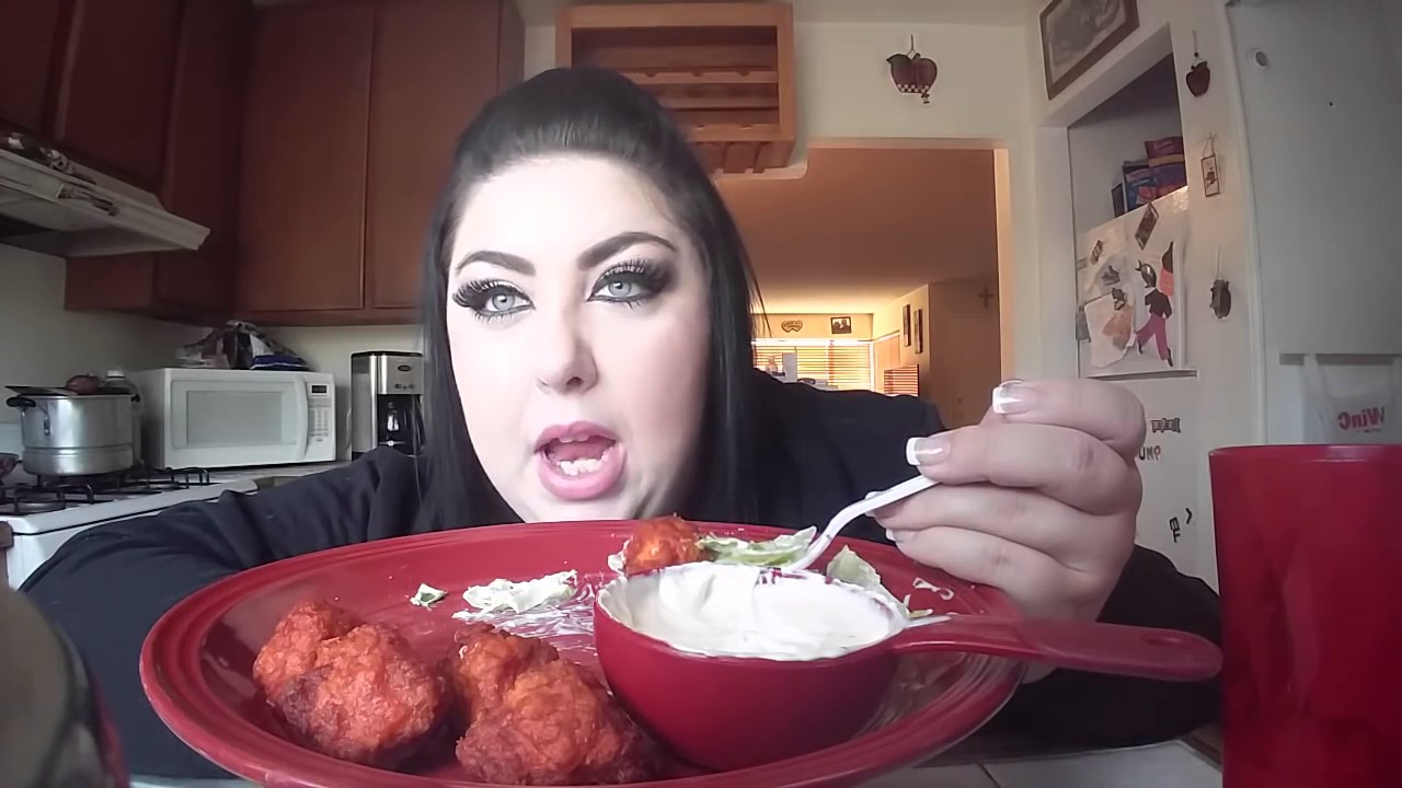 Boneless buffalo wings & salad /mukbang /extreme eating noises/call