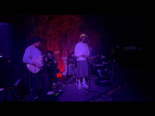 "Compromise" - Phoenix Wonder Live at USC auf YouTube ansehen "Compromise" - Phoenix Wonder Live at USC auf YouTube ansehen