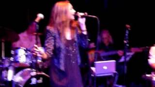 Download Lagu dewi @ club dauphine MP3