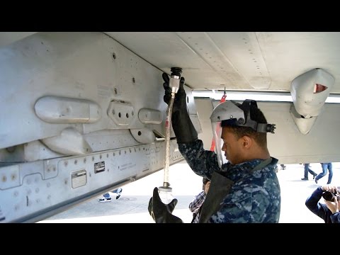 【米海軍厚木基地】F-18のドレンから燃料を抜いて水の混入をチェックする作業