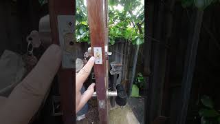 BRAVA Metro Deadbolt Single Cylinder Satin Stainless Demonstration BP200LISSS