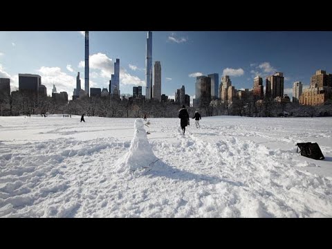 بدون تعليق الثلوج تعم نيويورك والسياح والسكان يستمتعون في سنترال بارك