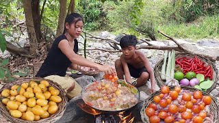 adventure and cooking Chicken egg, liver and stomach for survival food in forest