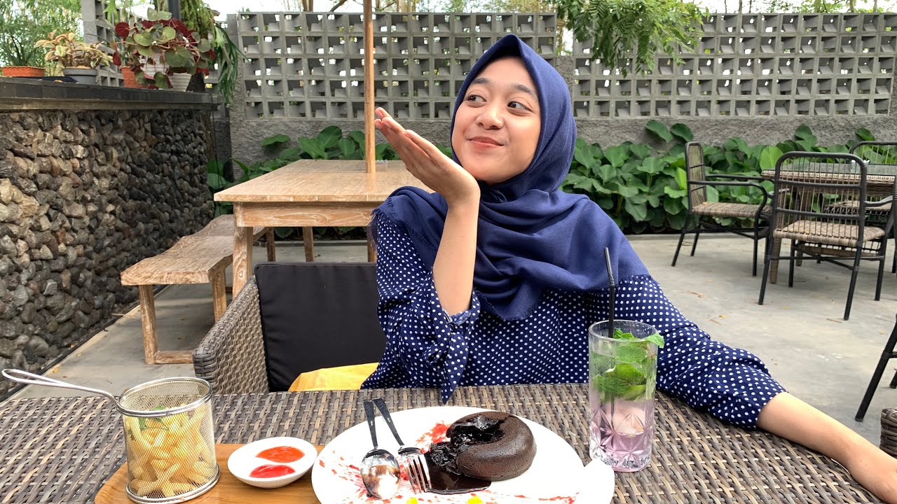 Travel Vlog ESKALA Eatery Bar & Coffee Tempat Nongkrong Di Jogja