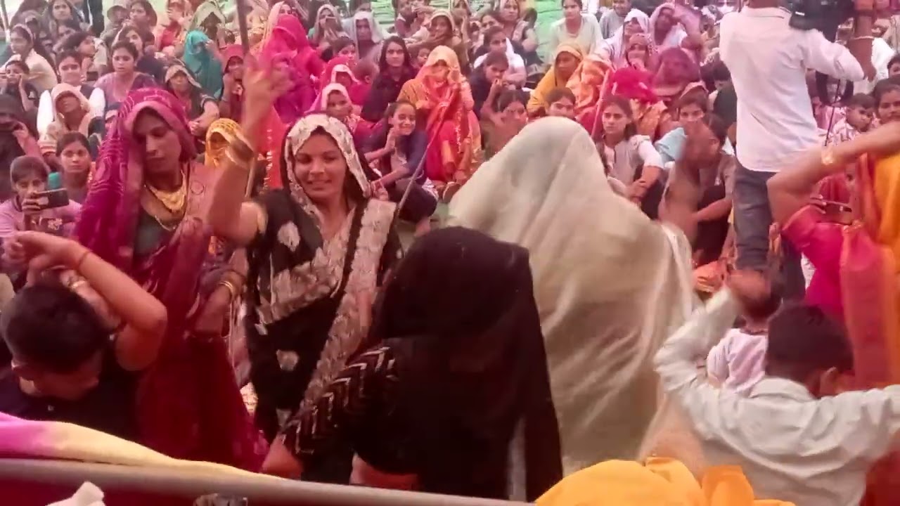 दोनों बहनों का जबरदस्त डांस ग्राम देवरिया सोबी नादान शास्त्री मो०9761121249