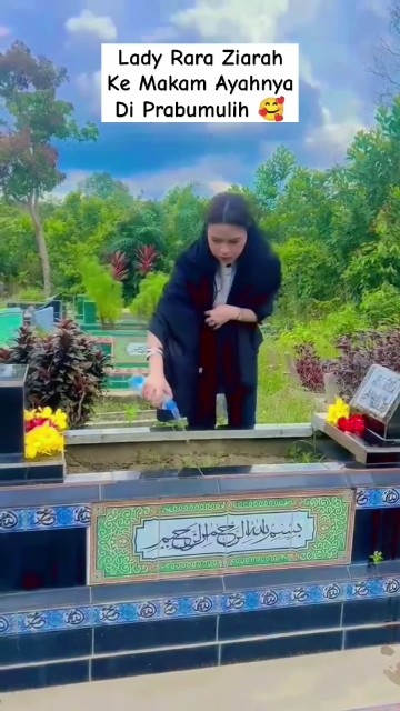 Lady Rara Ziarah ke Makam Ayahnya di Prabumulih #ladyrara #raralida #ralova