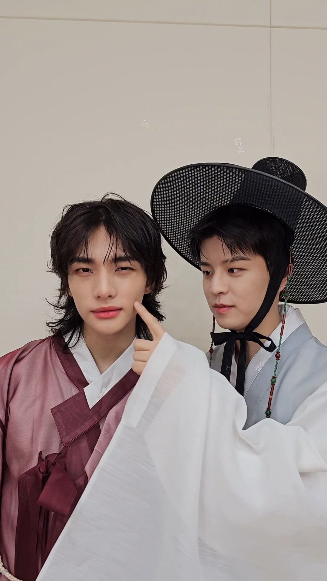 ??? ? ? #StrayKids #스트레이키즈 #현진 #Hyunjin #승민 #Seungmin #YouMakeStrayKidsStay