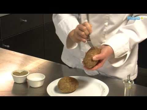 فيديو: كيف لطهي السمك والبطاطس المخبوزة في القشدة الحامضة