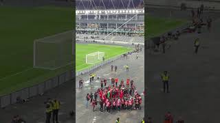 Polscy Kibice I Piłkarze Razem Świętują Po Wygranym Meczu Z Litwą Łkanożna