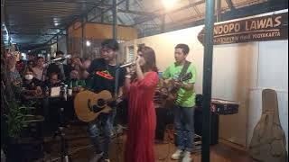 AJARKAN AKU - ARVIAN DWI COVER BY NABILA MAHARANI FT. TRI SUAKA (PENDOPO LAWAS)