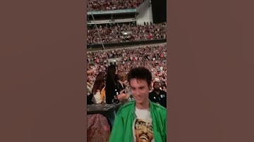 Chris Martin, Stormzy and Jacob Collier walking through the crowd!!