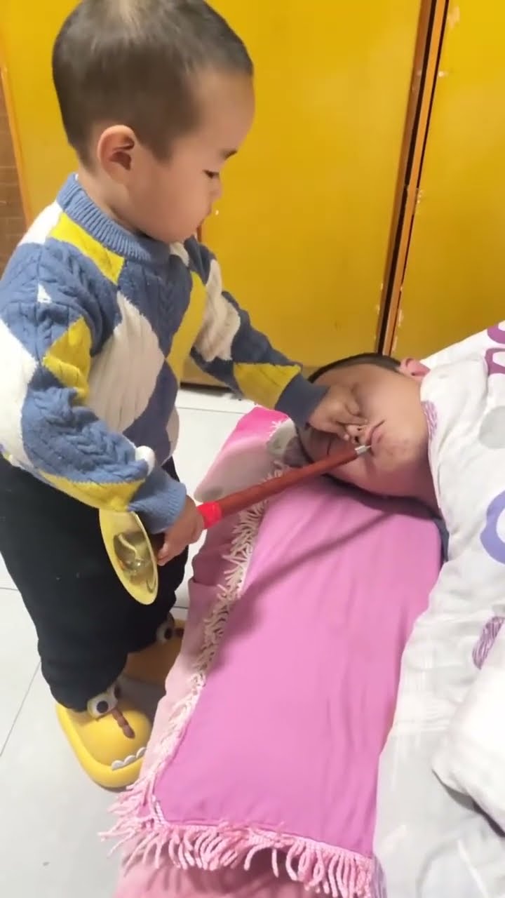 趁爸爸睡着，让他吹个喇叭！#Cute baby#Cute#呆萌小米宝#聪明宝宝#萌娃