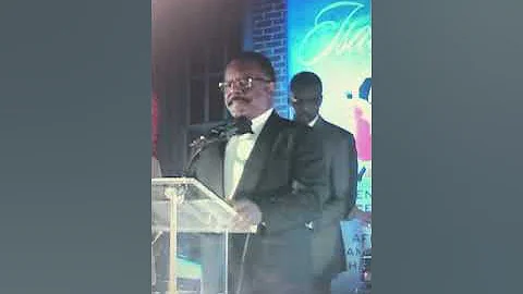Winston Pittman receiving the Isaac Murphy Image A...
