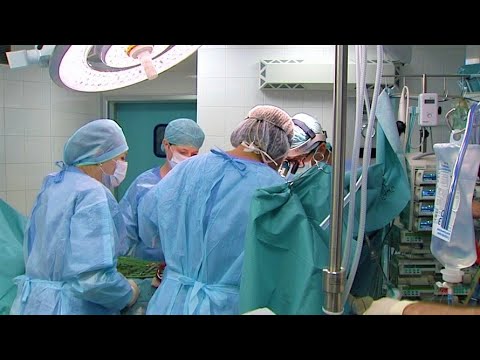 В Югре 90-летнему пациенту сделали операцию на работающем сердце