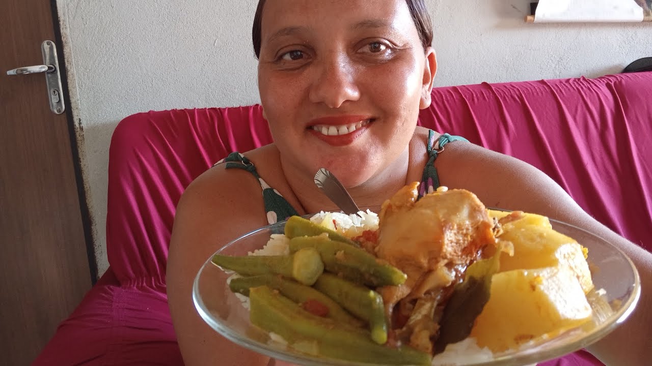 Como foi meu almoço hoje, uma verdadeira delícia, galinha caipira com quiabo, batata arroz e pirão..