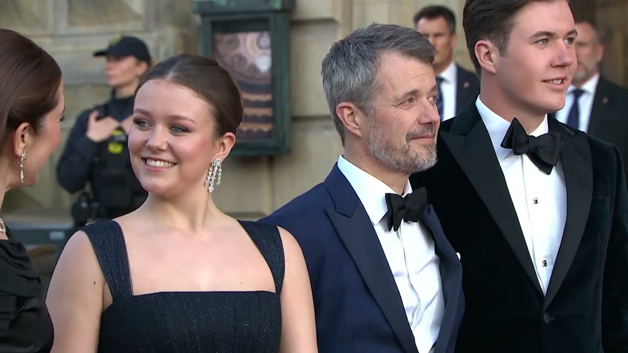 Kongefamilien ankommer til fødselsdagsforestilling i Det Kongelige Teater