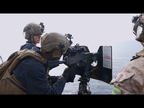 Contratorpedeiro USS Mustin dispara metralhadora Mk 38 Mod 4 no Mar da China Meridional thumbnail