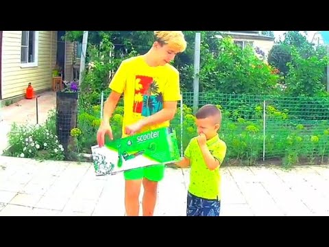 Брат подарил двухколесный самокат.
