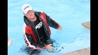 Pooldip with US Leather College Jacket and LeatherBaggyPants
Dieses Video enthält Werbung
Baggypants: UB Tuff
Tshirt: https://gearberlin.com/
Sneakers: https://www.adidas.de
Cap: https://www.underarmour.de
Musik: youtube audio library Pooldip with US Leather College Jacket and LeatherBaggyPants