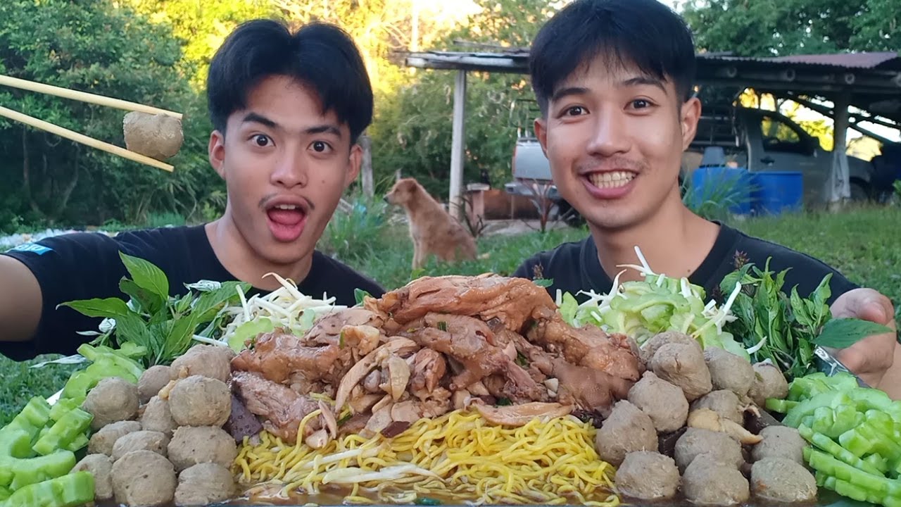 ก๋วยเตี๋ยวไก่มะระ ลูกชิ้นเนื้อเอ็น จัดมาแบบเต็มถาดล้นๆ.