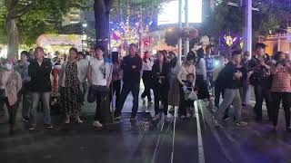 陳百强《偏偏喜歡你》上海街頭藝人的深情演繹 Shanghai Street Performers Singing Danny Chan's 