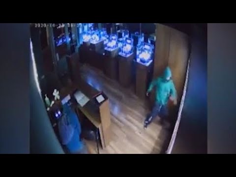 ძარცვა  თბილისში - ნიღბიანი პირები დიზაინერ ზვიად ციკოლიას მაღაზიაში შეიჭრნენ და გაქურდეს