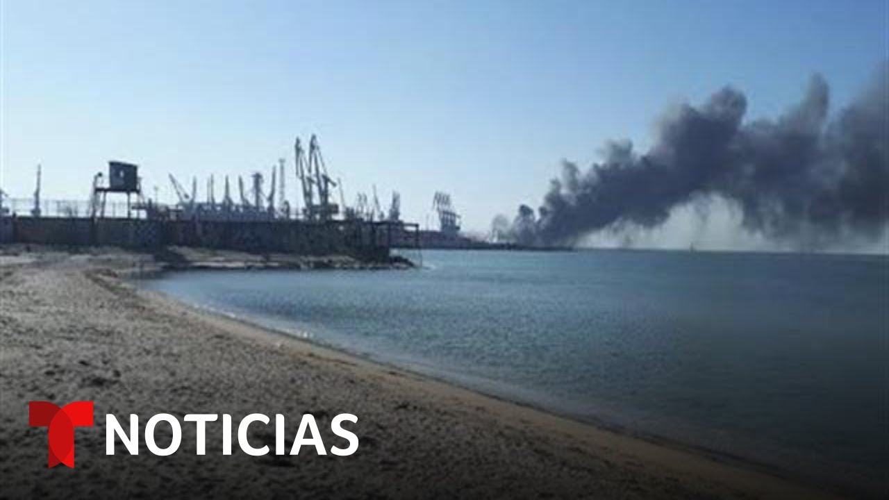 Misiles ucranianos destruyen buque ruso cargado de tanques | Noticias Telemundo