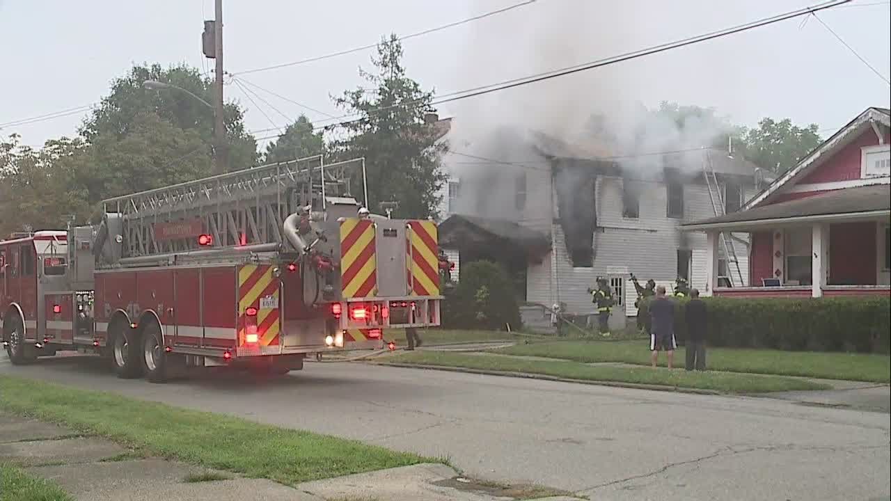 Crews battle fire on Youngstown's south side - YouTube