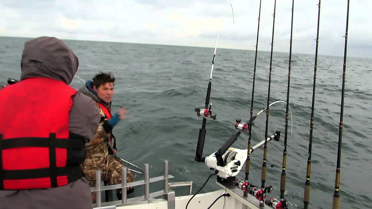 Ловля лосося в море.