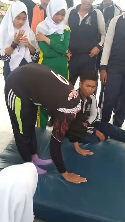 Tata cara roll depan dengan cara berdiri