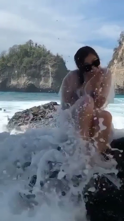 Ranty Maria Asik Main Ombak Di Pantai