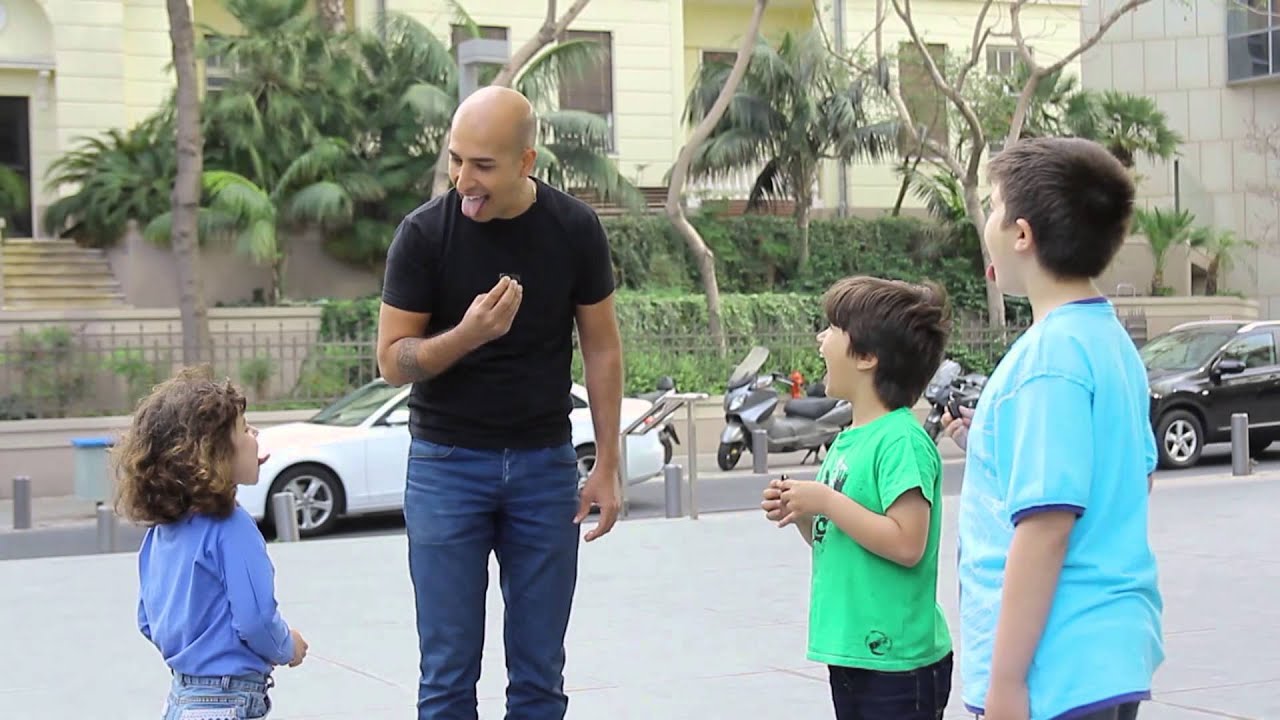 חזי דין בקסם מטורף עם עוגיה - קסם רחוב בערוץ הילדים / street magic kids - street magician hezi dean