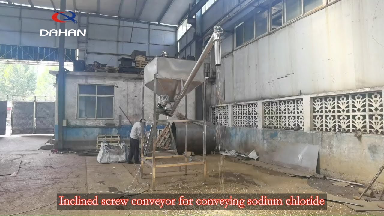 Inclined screw conveyor for conveying sodium chloride