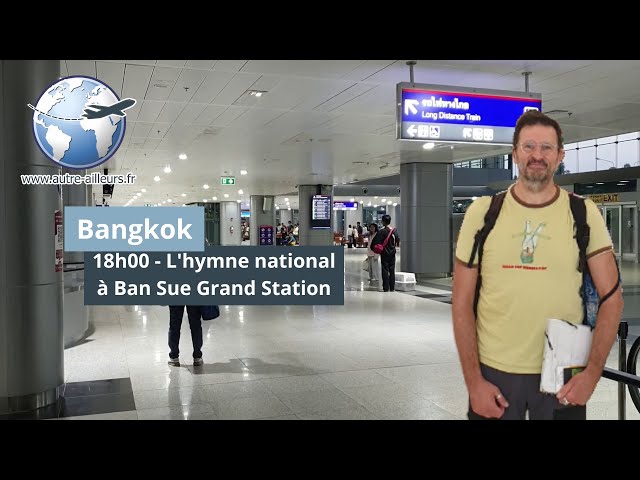 L'hymne national à Ban Sue Grand Station à Bangkok