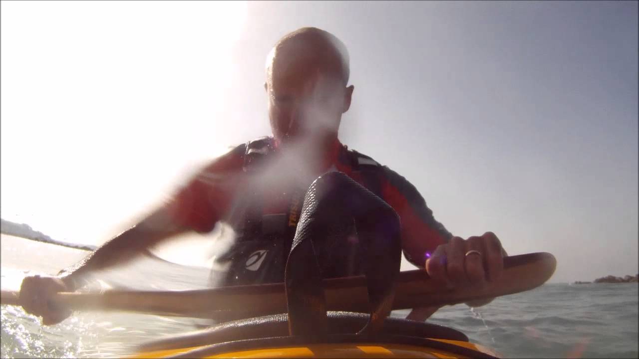 Giochi d'acqua in kayak da mare