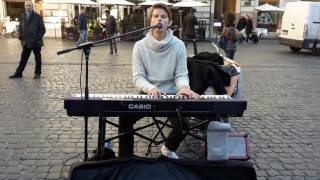 Artista di strada canta Elton John al pantheon di roma