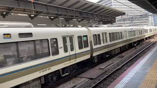 JR大阪駅に到着する221系の12連。