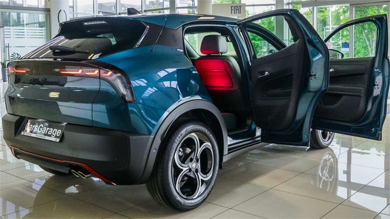 2025 Green Alfa Romeo Junior Speciale Hybrid - Compact Family SUV in Detail